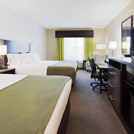 Holiday Inn Express And Suites Tampa I-75 At Bruce B. Downs By Ihg Exterior photo