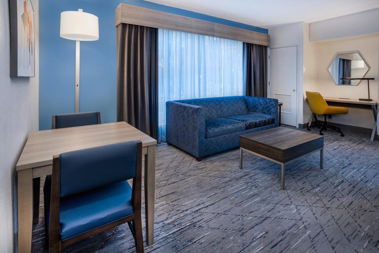 Holiday Inn Express And Suites Tampa I-75 At Bruce B. Downs By Ihg Exterior photo