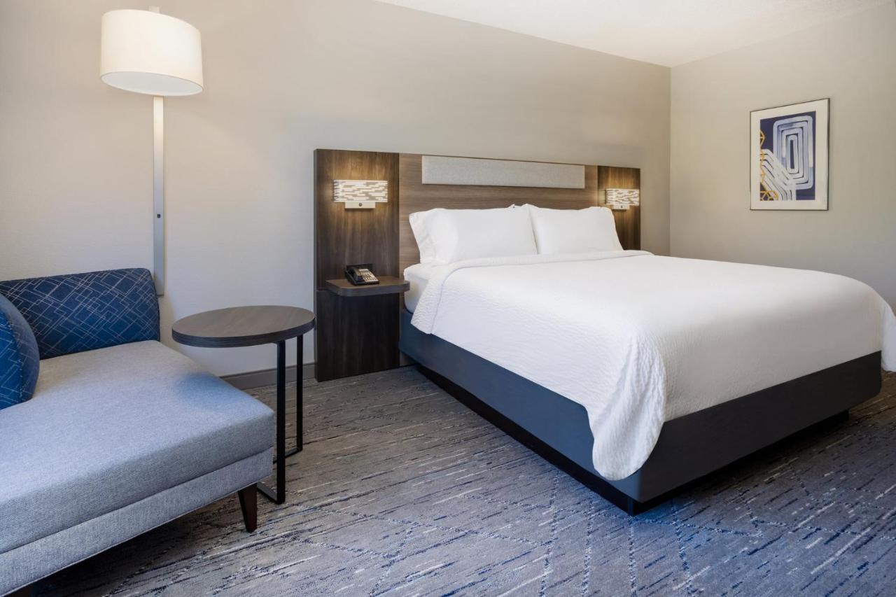 Holiday Inn Express And Suites Tampa I-75 At Bruce B. Downs By Ihg Exterior photo