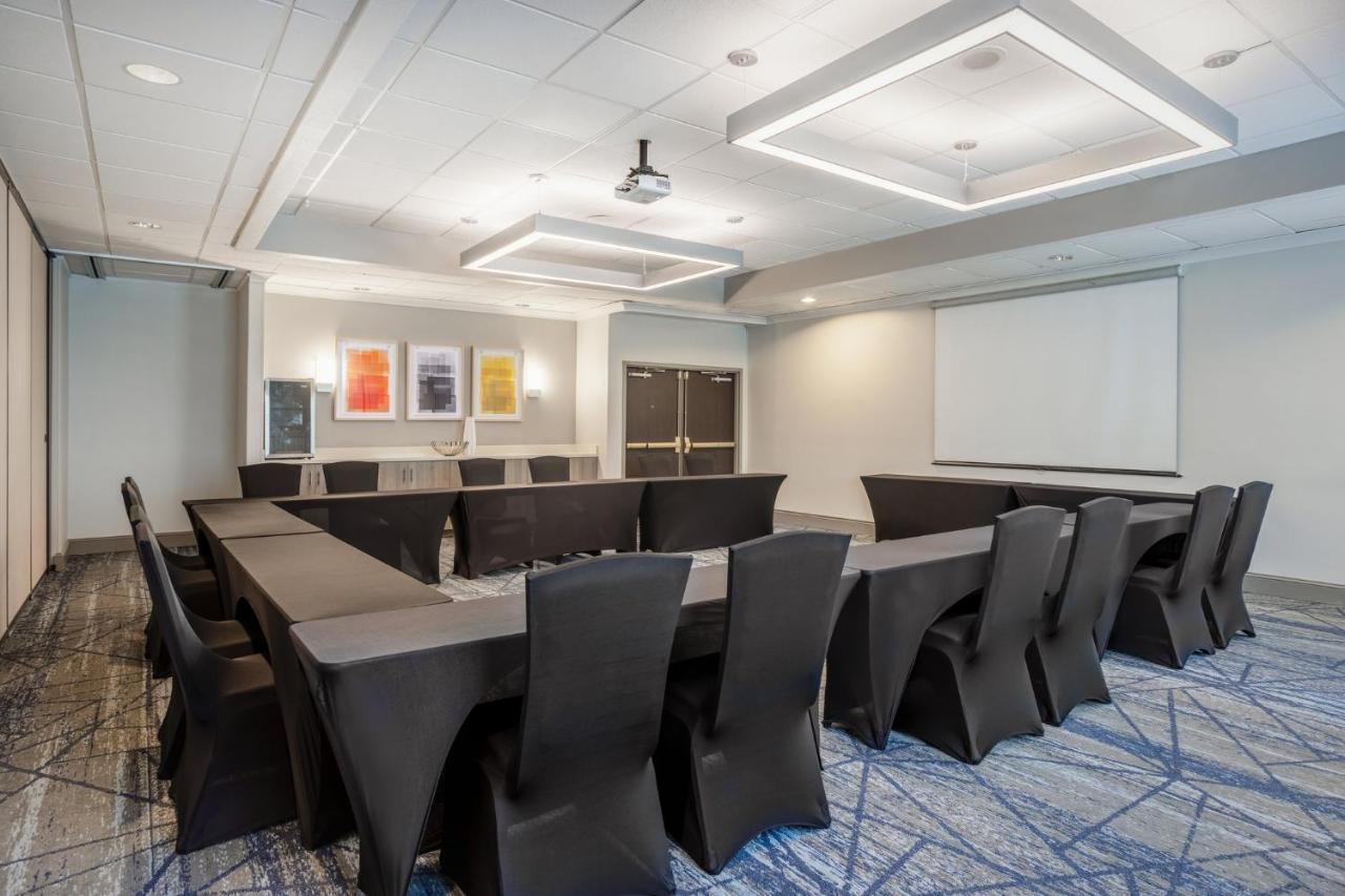 Holiday Inn Express And Suites Tampa I-75 At Bruce B. Downs By Ihg Exterior photo