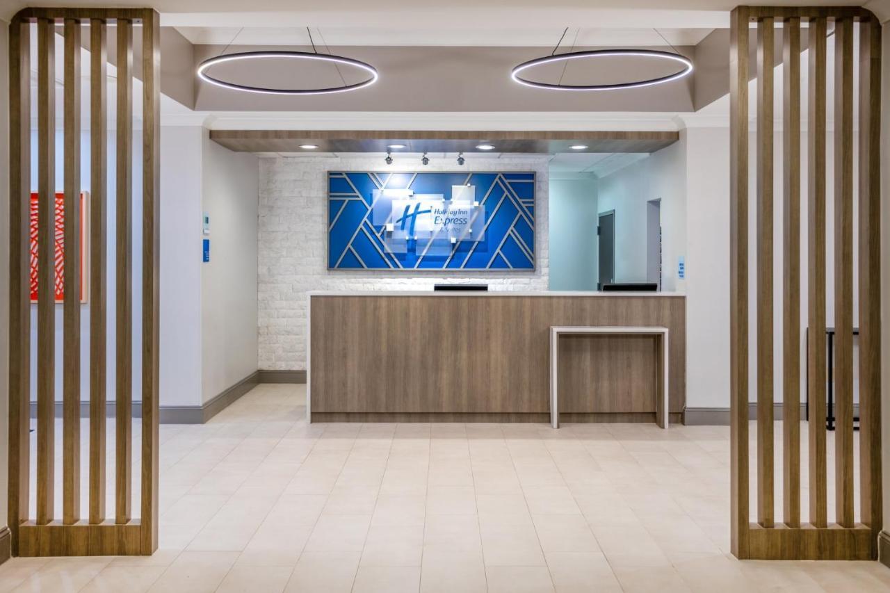 Holiday Inn Express And Suites Tampa I-75 At Bruce B. Downs By Ihg Exterior photo