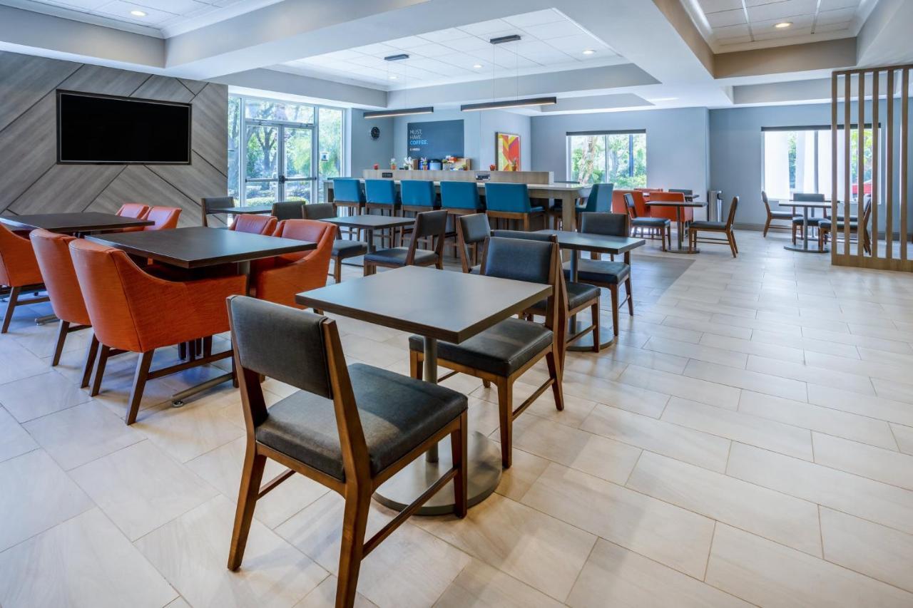 Holiday Inn Express And Suites Tampa I-75 At Bruce B. Downs By Ihg Exterior photo