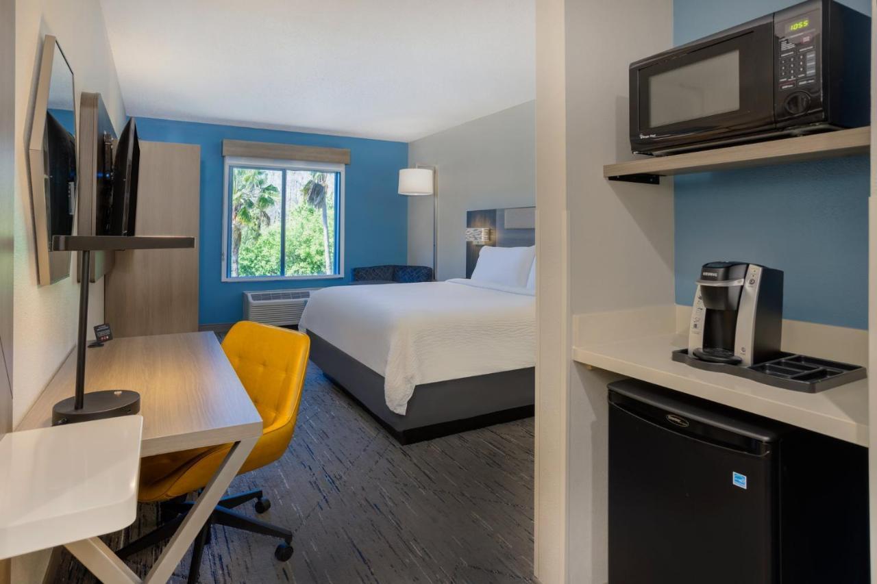 Holiday Inn Express And Suites Tampa I-75 At Bruce B. Downs By Ihg Exterior photo