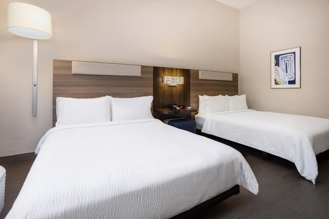 Holiday Inn Express And Suites Tampa I-75 At Bruce B. Downs By Ihg Exterior photo