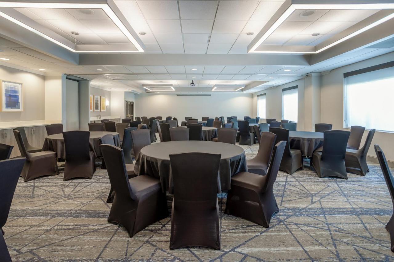 Holiday Inn Express And Suites Tampa I-75 At Bruce B. Downs By Ihg Exterior photo