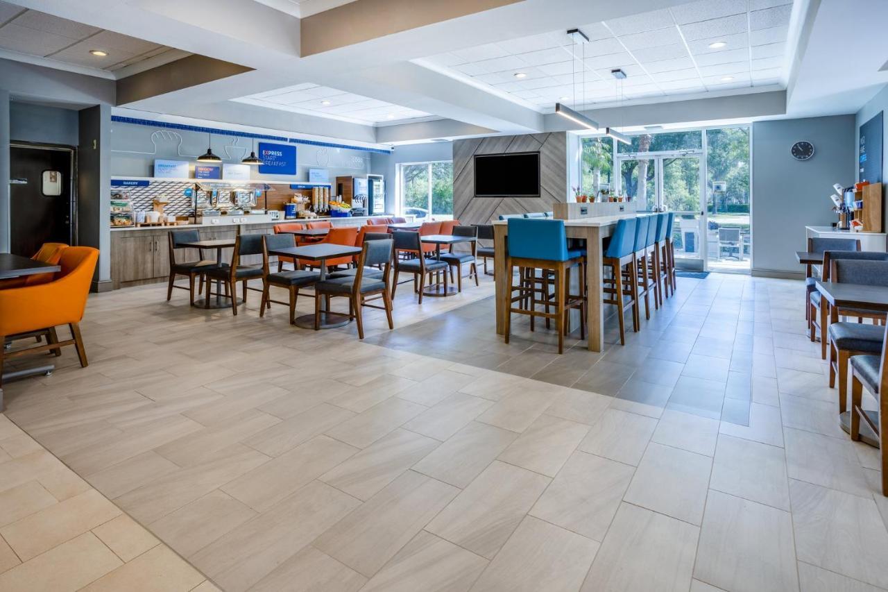 Holiday Inn Express And Suites Tampa I-75 At Bruce B. Downs By Ihg Exterior photo