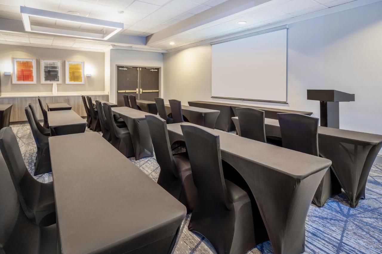Holiday Inn Express And Suites Tampa I-75 At Bruce B. Downs By Ihg Exterior photo