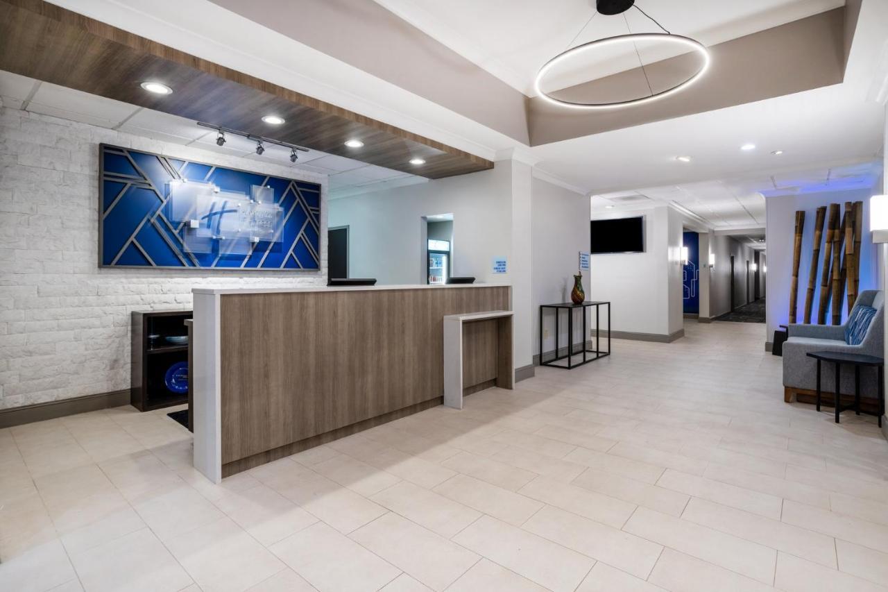 Holiday Inn Express And Suites Tampa I-75 At Bruce B. Downs By Ihg Exterior photo
