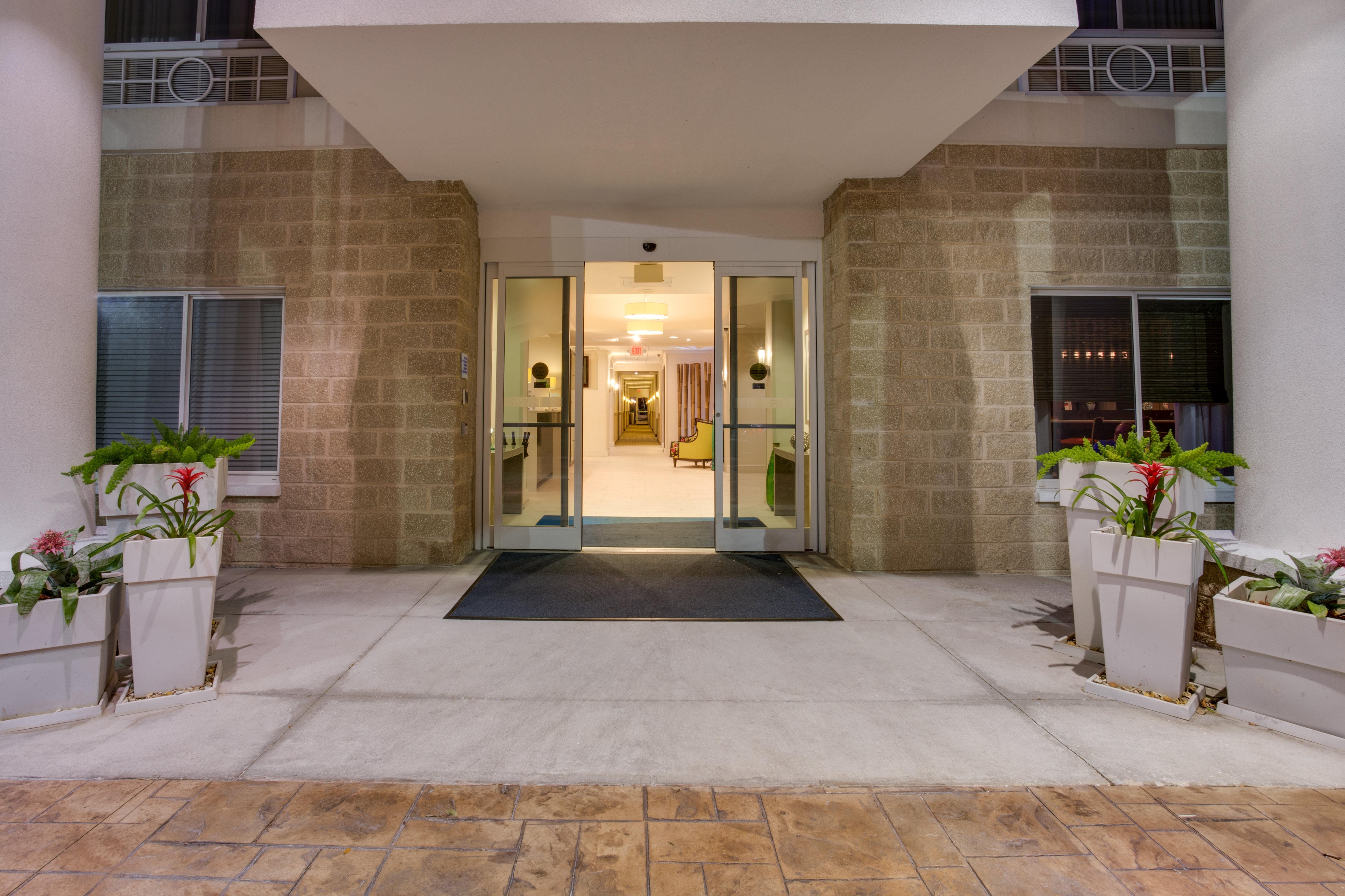 Holiday Inn Express And Suites Tampa I-75 At Bruce B. Downs By Ihg Exterior photo