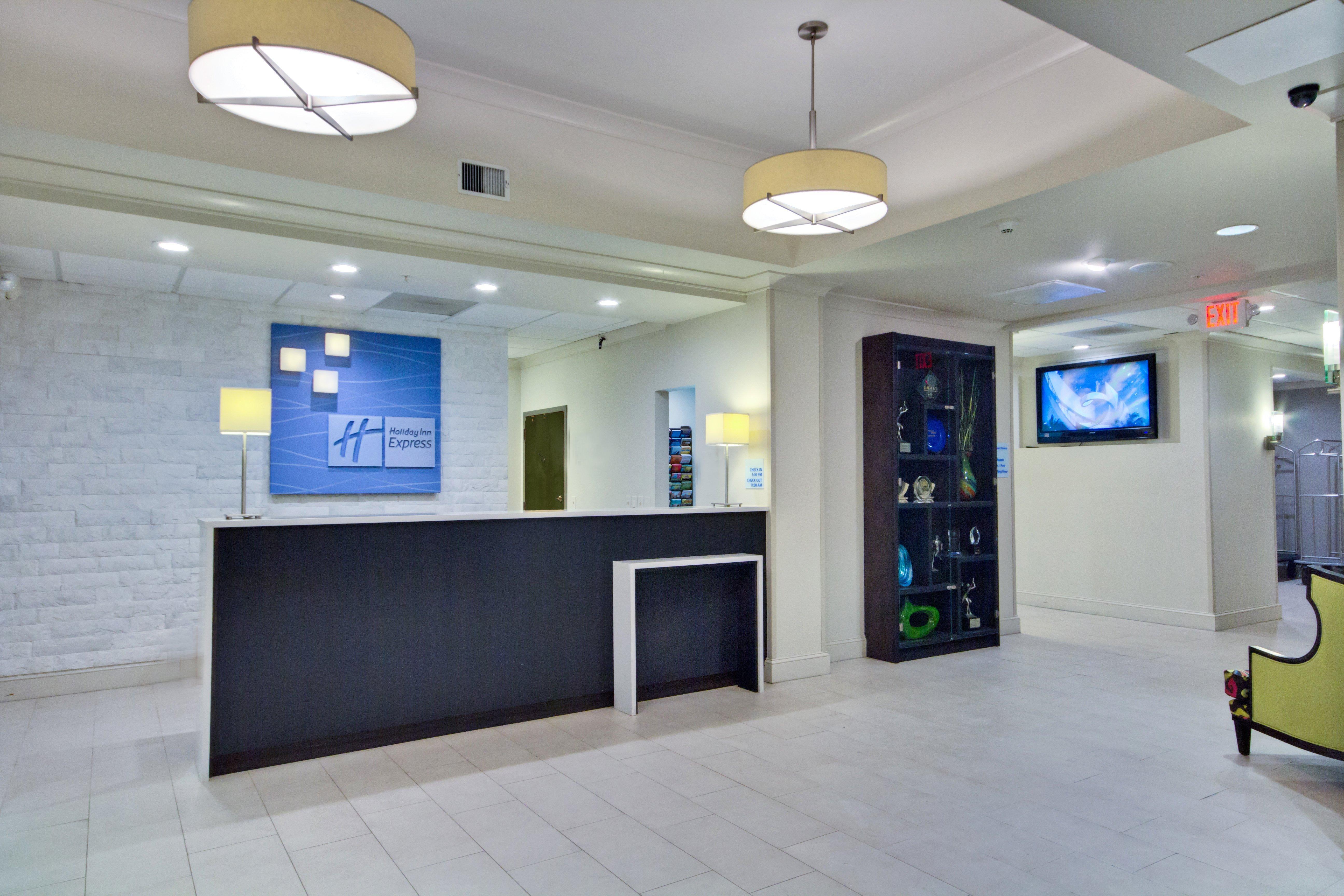 Holiday Inn Express And Suites Tampa I-75 At Bruce B. Downs By Ihg Exterior photo