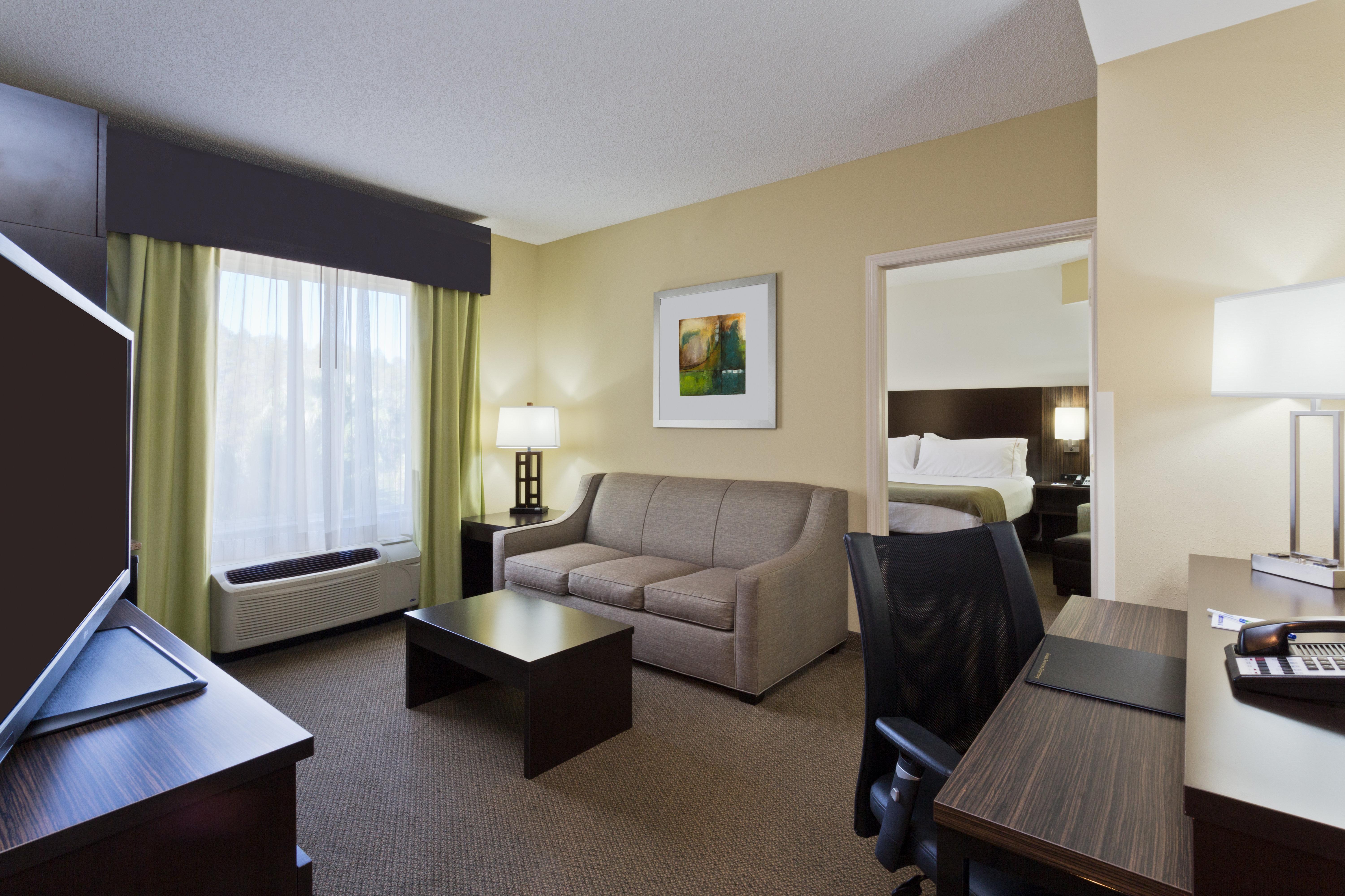 Holiday Inn Express And Suites Tampa I-75 At Bruce B. Downs By Ihg Exterior photo