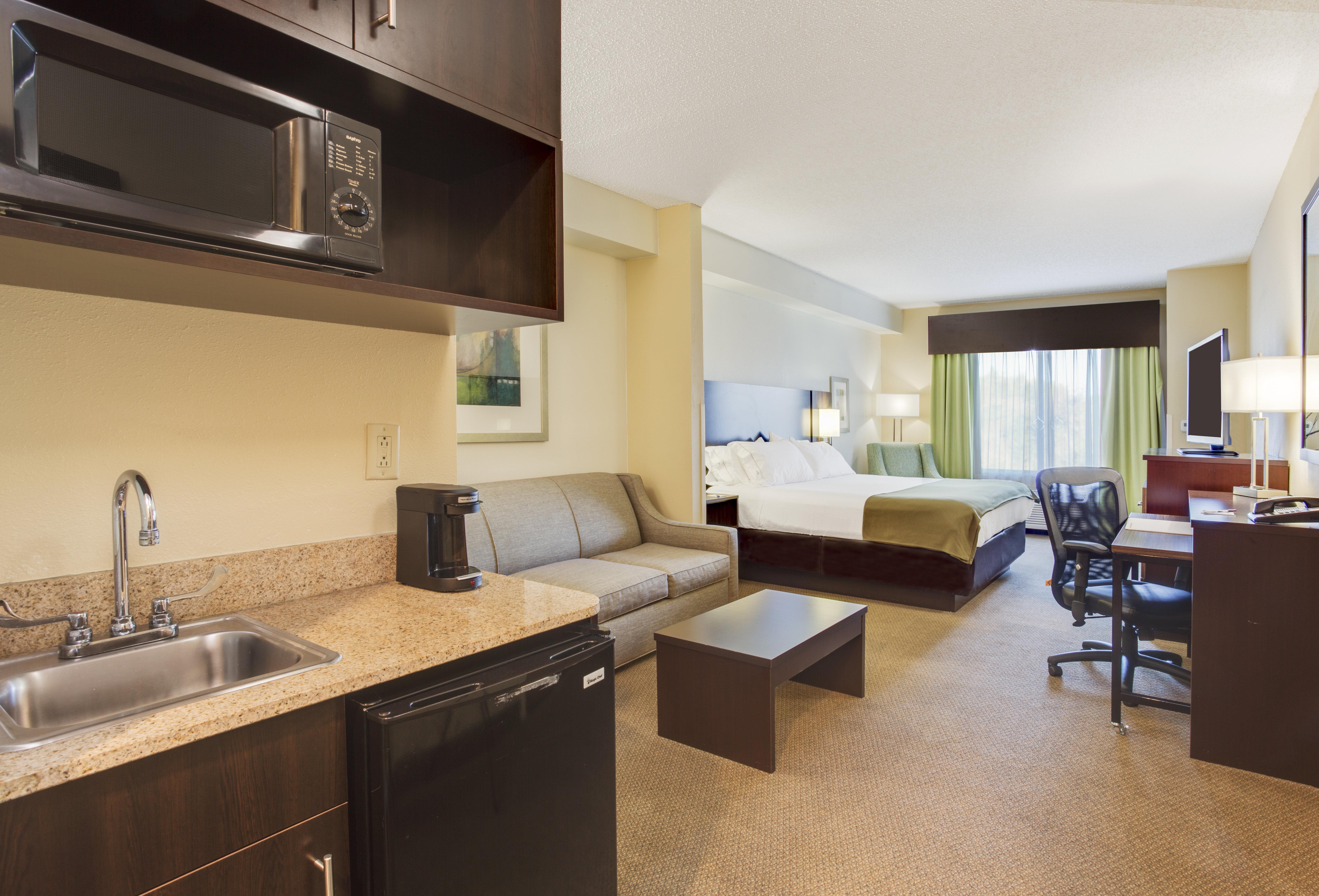 Holiday Inn Express And Suites Tampa I-75 At Bruce B. Downs By Ihg Exterior photo
