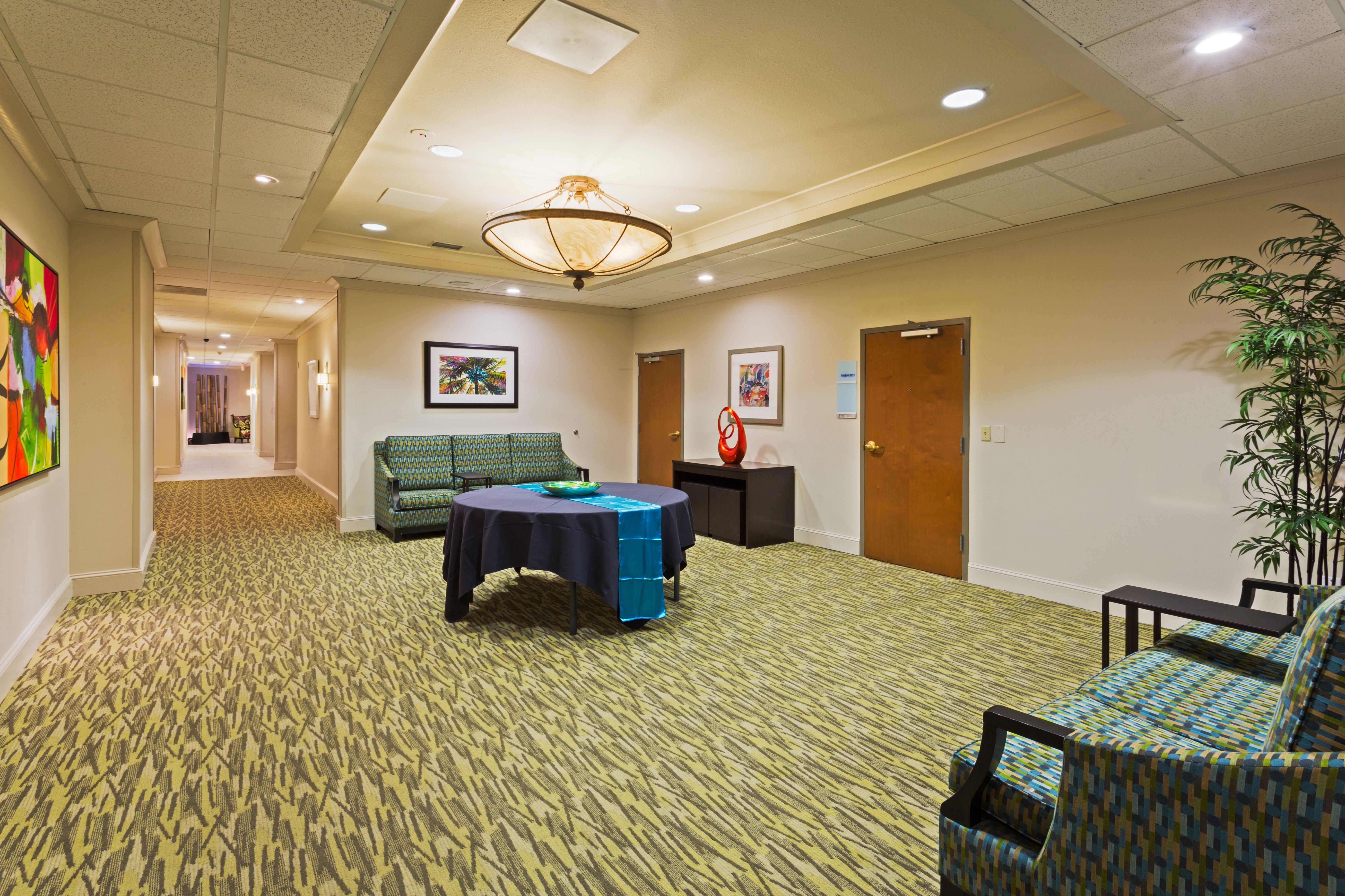 Holiday Inn Express And Suites Tampa I-75 At Bruce B. Downs By Ihg Exterior photo